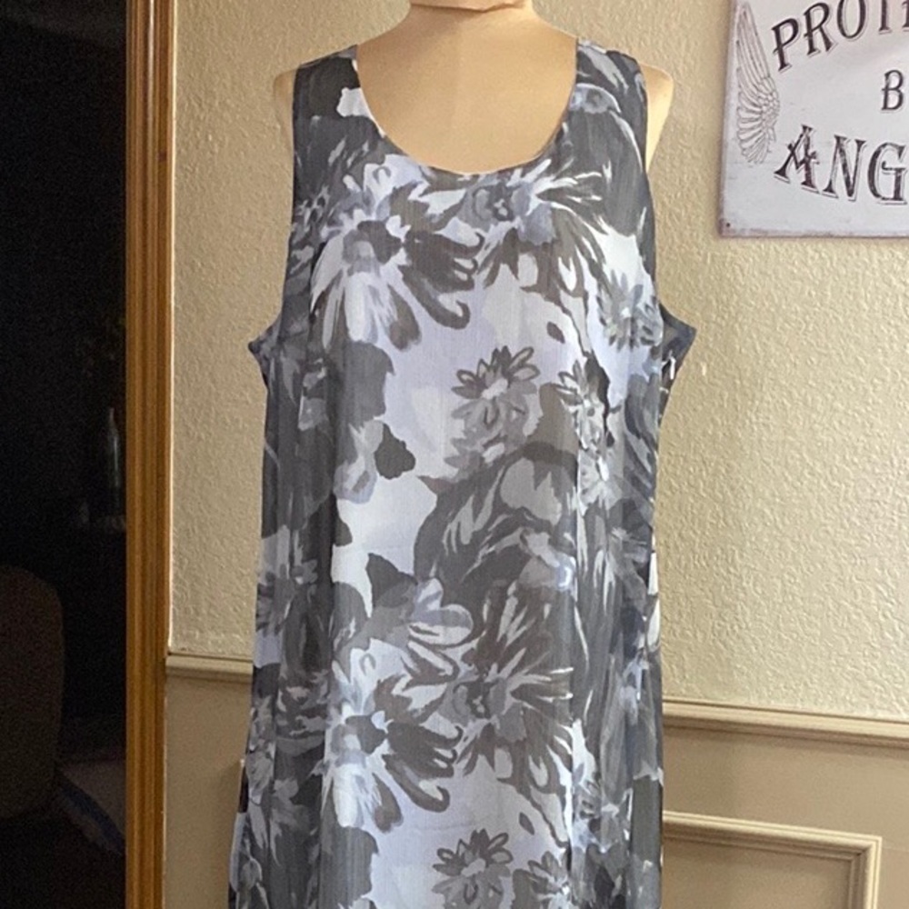ISAAC Mizrahi plus blue and grey floral maxi sleevelessโ sheath dress
